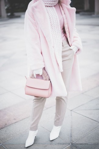 С чем носить розовую шубу: Розовая шуба в сочетании с серыми классическими брюками поможет составить незабываемый образ. Что касается обуви, можно завершить ансамбль белыми кожаными ботильонами.