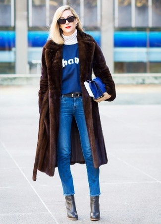 Как носить шубу с ботильонами в 30 лет: Лук из шубы и синих джинсов скинни поможет выглядеть стильно, а также подчеркнуть твою индивидуальность. В тандеме с этим луком прекрасно будут выглядеть ботильоны.