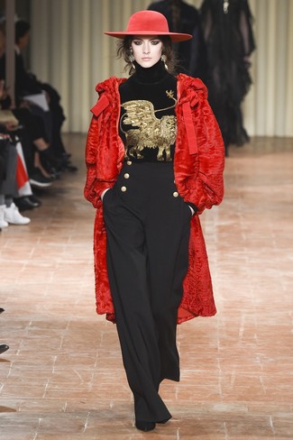 Модный лук: красная шуба, черная бархатная водолазка с вышивкой, черные широкие брюки, черные замшевые ботильоны