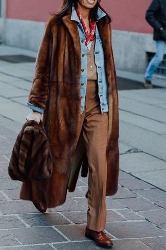 С чем носить табачные классические брюки женщине в холод в стиле смарт-кэжуал: Коричневая шуба и табачные классические брюки — хороший пример изысканного стиля в одежде. Вместе с этим нарядом органично выглядят коричневые кожаные броги.