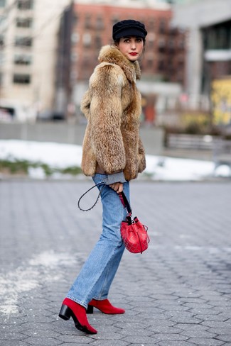 С чем носить темно-синие джинсы женщине зима в деловом стиле: Создав лук из коричневой шубы и темно-синих джинсов, получим классный лук для полуформальных встреч после работы. В сочетании с этим нарядом великолепно смотрятся красные замшевые ботильоны. Если ты не хочешь жертвовать стилем даже в зимнее время, этот наряд обязательно будет по вкусу.