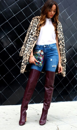 Модный лук: светло-коричневая шуба с леопардовым принтом, белая классическая рубашка, синие джинсы скинни, темно-красные кожаные ботфорты