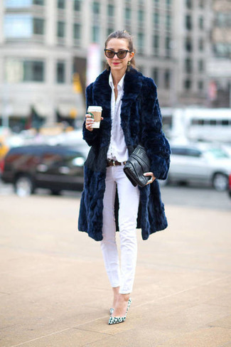 Какие джинсы скинни носить с бело-темно-синей классической рубашкой: Образ из бело-темно-синей классической рубашки и джинсов скинни позволит составить нескучный наряд в стиле кэжуал. Белые кожаные туфли с леопардовым принтом удачно дополнят этот наряд.