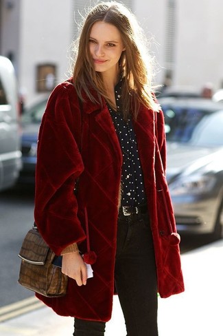 С чем носить красную верхнюю одежду женщине зима: Красная верхняя одежда в сочетании с черными джинсами скинни может стать превосходным офисным луком. Подобное сочетание станет одним из самых любимых у леди, которые часто мерзнут в зимнее время.