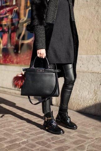 С чем носить черную сумку в 30 лет женщине зима в деловом стиле: Образ из черной шубы и черной сумки поможет выглядеть по моде, но при этом подчеркнуть твой личный стиль. Если говорить об обуви, черные кожаные ботильоны будут хорошим выбором. Подобный лук будет отличным вариантом даже, если на улице лютый мороз.