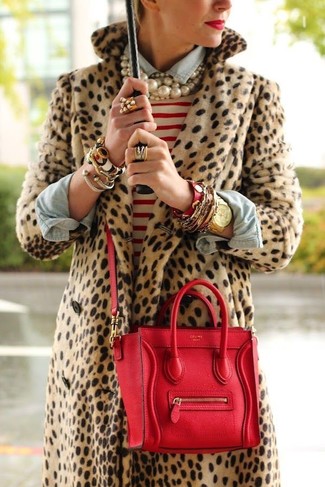 Модный лук: светло-коричневая шуба с леопардовым принтом, бело-красный свитер с круглым вырезом в горизонтальную полоску, голубая джинсовая рубашка, красная кожаная сумка-саквояж