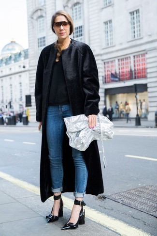 С чем носить джинсы женщине в прохладную погоду: Создав наряд из черной шубы и джинсов, получишь замечательный образ для полуформальных мероприятий после работы. Пара черных кожаных туфель великолепно гармонирует с остальными составляющими образа.