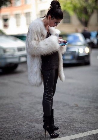 С чем носить черные кожаные узкие брюки в 30 лет в холод в стиле смарт-кэжуал: Лук из белой шубы и черных кожаных узких брюк поможет выглядеть по моде, но при этом подчеркнуть твою индивидуальность. В тандеме с этим образом гармонично выглядят черные замшевые ботильоны с вырезом.