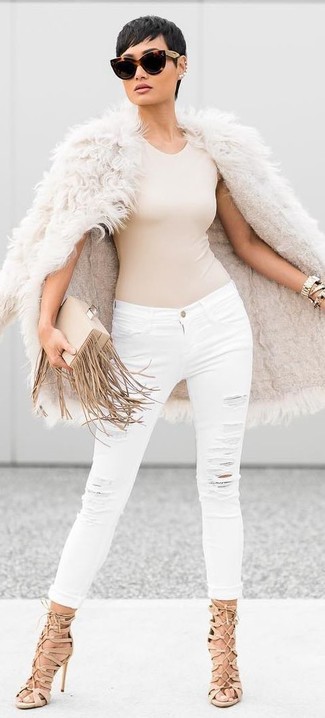 С чем носить белые рваные джинсы женщине: Сочетание бежевой шубы и белых рваных джинсов поможет выразить твой индивидуальный стиль и выделиться из серой массы. Чтобы привнести в лук толику фривольности , на ноги можно надеть бежевые замшевые гладиаторы.