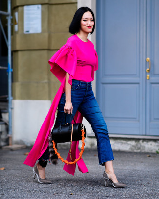 С чем носить джинсы в 30 лет женщине в жару: Ярко-розовая блуза с коротким рукавом и джинсы — неотъемлемые вещи в арсенале современной девушки. Серые бархатные туфли станут прекрасным дополнением к твоему наряду.