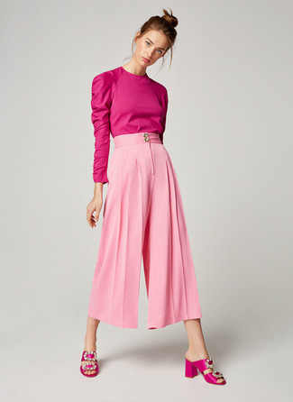 С чем носить ярко-розовые босоножки на каблуке в 30 лет в жару: Если ты из той когорты дам, которые любят выглядеть модно, тебе придется по вкусу дуэт ярко-розовой блузки с длинным рукавом и розовых брюк-кюлотов. Пара ярко-розовых босоножек на каблуке прекрасно гармонирует с остальными элементами лука.