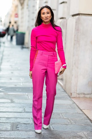 Модный лук: ярко-розовая водолазка, ярко-розовые классические брюки, белые кожаные туфли, ярко-розовый кожаный клатч