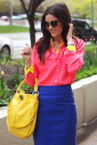 Модный лук: ярко-розовая классическая рубашка, синяя юбка-карандаш, желтая кожаная большая сумка