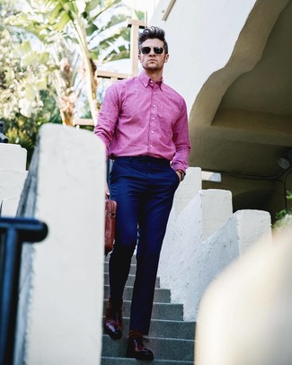 С чем носить розовую рубашку с длинным рукавом в 30 лет мужчине: Розовая рубашка с длинным рукавом смотрится прекрасно в тандеме с темно-синими классическими брюками. Любишь яркие идеи? Заверши ансамбль темно-красными кожаными оксфордами.