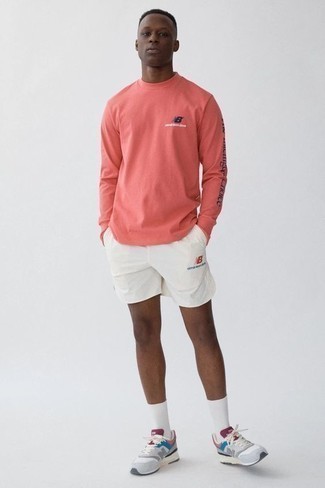 Какие спортивные шорты носить с розовой футболкой с длинным рукавом мужчине: Такое простое и комфортное сочетание вещей, как розовая футболка с длинным рукавом и спортивные шорты, нравится джентльменам, которые любят проводить дни в постоянном движении. В тандеме с этим луком наиболее гармонично выглядят серые кроссовки.
