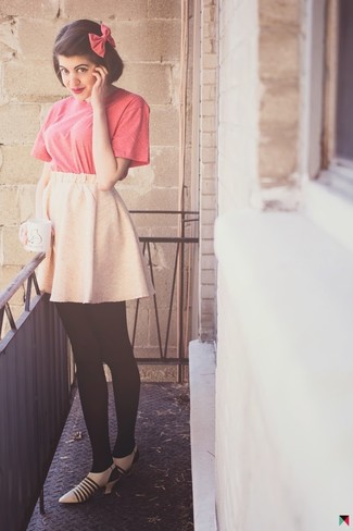 С чем носить розовую короткую юбку-солнце в стиле смарт-кэжуал: Если ты делаешь ставку на удобство и функциональность, ярко-розовая футболка с круглым вырезом и розовая короткая юбка-солнце — хороший вариант для стильного повседневного образа. Бежевые кожаные туфли — беспроигрышный выбор, чтобы завершить ансамбль.