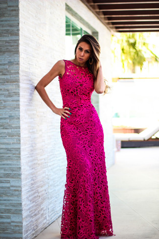 С чем носить розовое вечернее платье: Розовое вечернее платье — хороший лук для светского мероприятия.