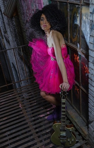 С чем носить фиолетовую обувь: Ярко-розовое коктейльное платье из фатина — лук, который будет непременно притягивать взгляды окружающих. В тандеме с пурпурными замшевыми ботинками на шнуровке  весь образ смотрится очень динамично.