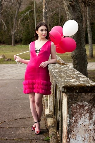 С чем носить босоножек в 30 лет женщине в деловом стиле: Ярко-розовое коктейльное платье — замечательное решение для свидания или похода в бар с друзьями. Пара босоножек добавит образу игривости и кокетства.