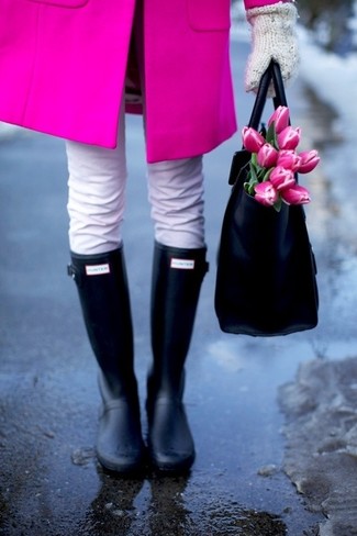 Модный лук: ярко-розовое пальто, белые джинсы, черные резиновые сапоги, черная кожаная большая сумка