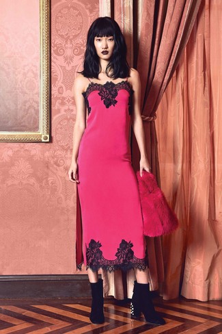 Модный лук: ярко-розовое платье-комбинация, черные замшевые ботильоны, ярко-розовый меховой клатч