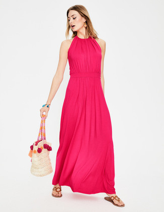 Модный лук: ярко-розовое платье-макси, коричневые кожаные вьетнамки, бежевая соломенная шляпа