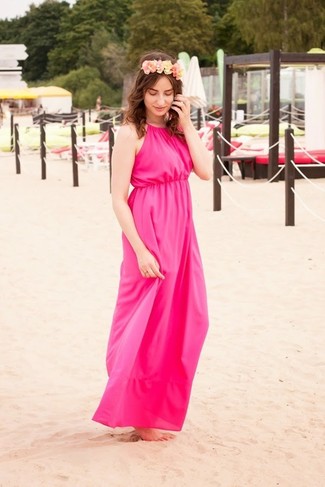 С чем носить ярко-розовое платье-макси в 30 лет в стиле кэжуал: Ярко-розовое платье-макси — великолепный образ для прогулки с друзьями или похода по магазинам.