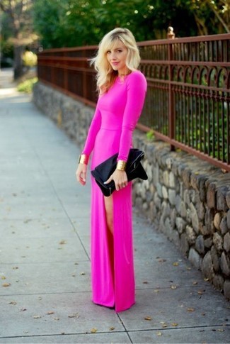 С чем носить ярко-розовое платье-макси: Ярко-розовое платье-макси — великолепный вариант для расслабленного, но модного лука.