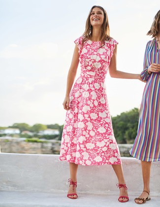 С чем носить платье-миди в 30 лет в жару: Платье-миди будет отличным вариантом для расслабленного наряда на каждый день. В качестве дополнения к луку здесь напрашиваются ярко-розовые замшевые босоножки на каблуке.