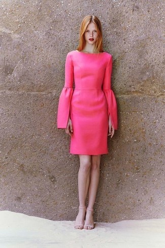 Ярко-розовое платье-футляр от Talbot Runhof