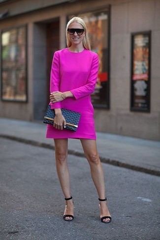 С чем носить розовое повседневное платье в 30 лет лето в стиле смарт-кэжуал: Если в одежде ты делаешь ставку на комфорт и функциональность, розовое повседневное платье — великолепный вариант для привлекательного наряда на каждый день. В сочетании с этим нарядом наиболее уместно будут смотреться черные кожаные босоножки на каблуке. Подобный лук обеспечит тебе комфорт в зной и уверенность в том, что ты выглядишь незабываемо.