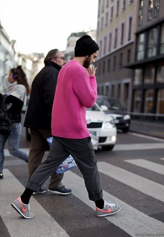 С чем носить ярко-розовый вязаный свитер мужчине: Ярко-розовый вязаный свитер смотрится прекрасно в сочетании с серыми классическими брюками. Создать красивый контраст с остальными вещами из этого ансамбля помогут серые низкие кеды.
