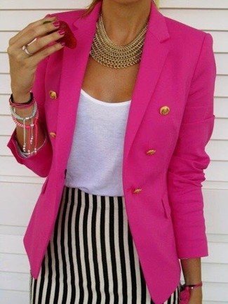 С чем носить ярко-розовый пиджак женщине: Ярко-розовый пиджак в паре с бело-черной юбкой-карандаш в вертикальную полоску позволит подчеркнуть твою индивидуальность.