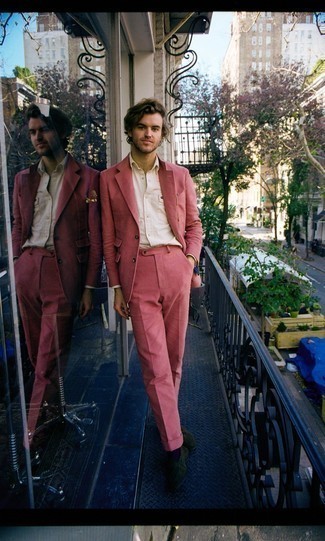 С чем носить темно-бирюзовые лоферы мужчине лето: Ярко-розовый костюм в паре с белой классической рубашкой позволит реализовать строгий деловой стиль. Создать модный контраст с остальными составляющими этого лука помогут темно-бирюзовые лоферы. Как видишь, это довольно-таки удобное и несложное сочетание для жаркой погоды.