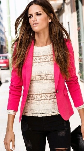 С чем носить ярко-розовый пиджак женщине: Для похода в кино или кафе идеально подойдет лук из ярко-розового пиджака и черных рваных джинсов скинни.