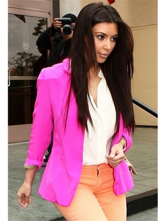 С чем носить розовый пиджак женщине: Розовый пиджак и оранжевые джинсы будет прекрасной идеей для простого повседневного лука.