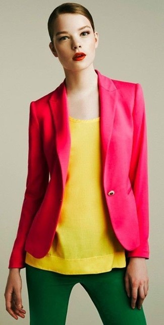 С чем носить ярко-розовый пиджак женщине в стиле смарт-кэжуал: Ярко-розовый пиджак в сочетании с зелеными узкими брюками — прекрасная идея для создания лука в стиле смарт-кэжуал.