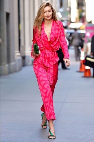С чем носить розовый пиджак женщине: Комбо из розового пиджака и ярко-розовых широких брюк с принтом — превосходная идея для создания наряда в стиле элегантной повседневности. Вместе с этим нарядом органично будут смотреться темно-зеленые сатиновые босоножки на каблуке.