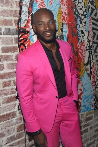 С чем носить ярко-розовый пиджак мужчине: Ярко-розовый пиджак и черная классическая рубашка помогут создать запоминающийся мужской лук.