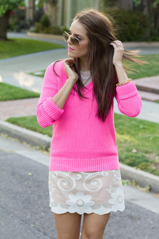 Модный лук: ярко-розовый свитер с v-образным вырезом, бело-розовое повседневное платье с цветочным принтом, коричневые солнцезащитные очки, золотой браслет