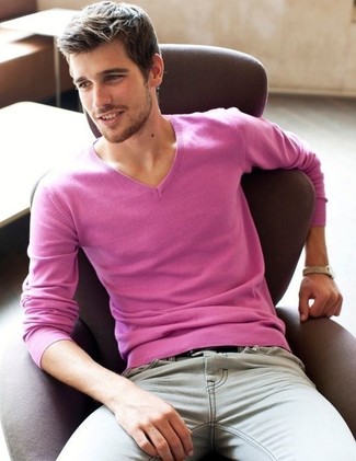 С чем носить ярко-розовый свитер с v-образным вырезом в 30 лет мужчине: Ярко-розовый свитер с v-образным вырезом и серые зауженные джинсы чудесно подходят для воплощения городского образа как для будничных, так и для выходных дней.