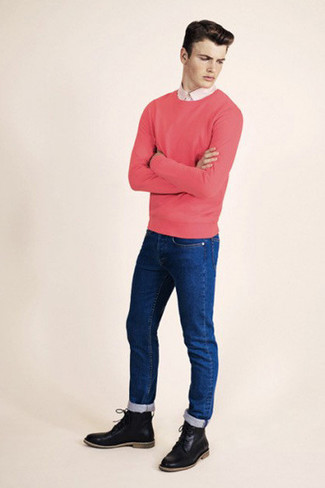 Как носить бело-ярко-розовый свитер с круглым вырезом с синими джинсами мужчине весна в стиле смарт-кэжуал: Бело-ярко-розовый свитер с круглым вырезом и синие джинсы — беспроигрышный вариант, если ты ищешь простой, но в то же время модный мужской образ. Уравновесить образ и добавить в него толику классики позволят черные кожаные повседневные ботинки. Держи подобный ансамбль в уме для непонятной весенней погоды.