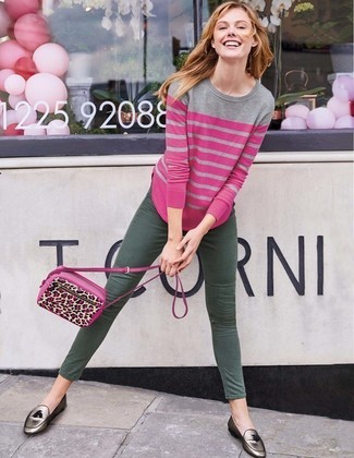 С чем носить бело-ярко-розовый свитер с круглым вырезом в горизонтальную полоску женщине весна: Образ из бело-ярко-розового свитера с круглым вырезом в горизонтальную полоску и темно-зеленых джинсов скинни позволит воплотить в твоем образе современный городской стиль. Хотела бы добавить в этот лук толику элегантности? Тогда в качестве обуви к этому образу, обрати внимание на серебряные кожаные лоферы с кисточками. Несомненно, подобное сочетание вещей будет смотреться невероятно стильно в межсезонье, когда зима уходит, и на пятки ей наступает теплая весна.