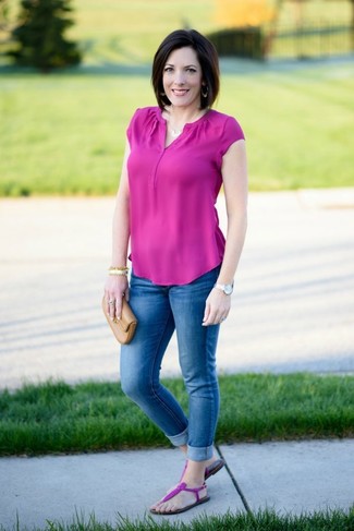 С чем носить пурпурную кожаную обувь в 30 лет в жару в стиле кэжуал: Если ты принадлежишь к той редкой группе женщин, способных неплохо ориентироваться в трендах, тебе придется по вкусу сочетание ярко-розового топа без рукавов и синих джинсов скинни. Создать модный контраст с остальными вещами из этого образа помогут пурпурные кожаные вьетнамки.
