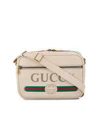 Бежевая кожаная сумка почтальона с принтом от Gucci