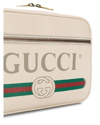 Бежевая кожаная сумка почтальона с принтом от Gucci