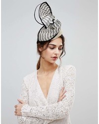 Женская бежевая шляпа с украшением от Vixen
