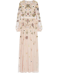 Бежевое кружевное вечернее платье с украшением от Needle & Thread