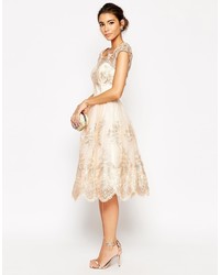 Бежевое кружевное платье с пышной юбкой от Bardot
