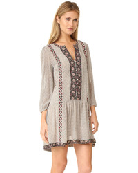 Бежевое шелковое платье от Joie